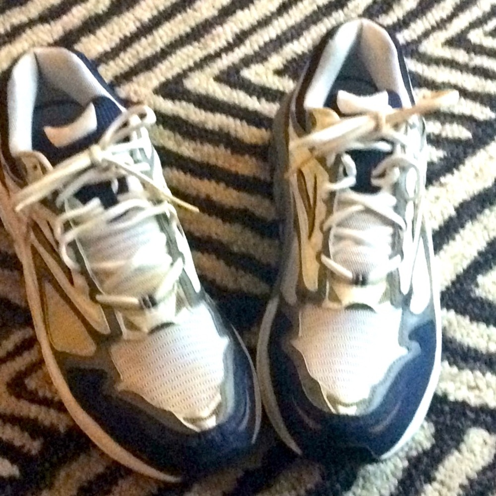 Brooks men’s walking shoes used peeling on tip
